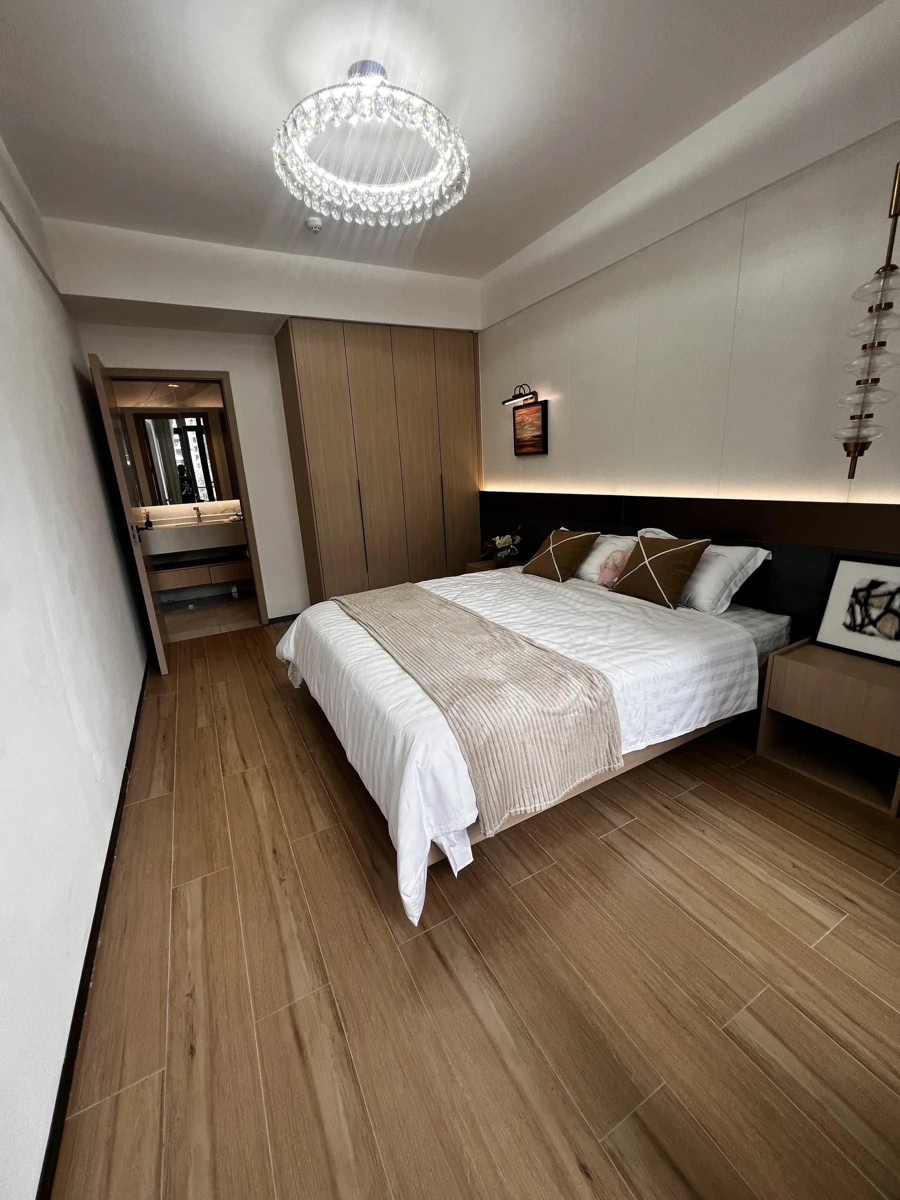 Furnished Stellar Bay show-apartment bedroom